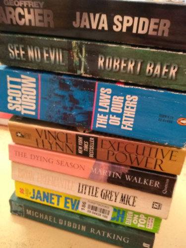 Archer, Geoffrey, Robert Baer, Scott Turow, Flynn, Vince, Walker, Martin, Brian Freemantle, Janet Evanovich, Michael Dibdin: 8db angol nyelvű krimi: Java Spider, See no Evil, The Laws of our Fathers, Executive Power, The Dying Season, Little Grey Mice, Eleven on Top, Ratking antikvár