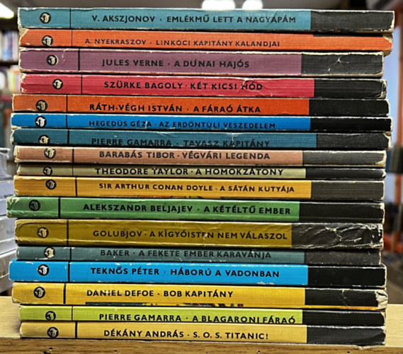 Dékány András, Pierre Gamarra, Daniel Defoe, Teknős Péter, Betty Baker, Gleb Golubjov, Alekszandr Beljajev, Arthur Conan Doyle, Theodore Taylor, Barabás Tibor, Hegedűs Géza, Ráth-Végh István, Szürke Bagoly, Verne Gyula (Jules Verne), A. Nyekraszov: 17 db Delfin könyv: SOS Titanic!, A blagaroni fáraó, Bob kapitány, Háború a vadonban, A fekete ember karavánja, A kígyóisten nem válaszol, A kétéltű ember, A sátán kutyája, A homokzátony, Végvári legenda, Tavasz kapitány, Erdőntúli veszedelem, antikvár