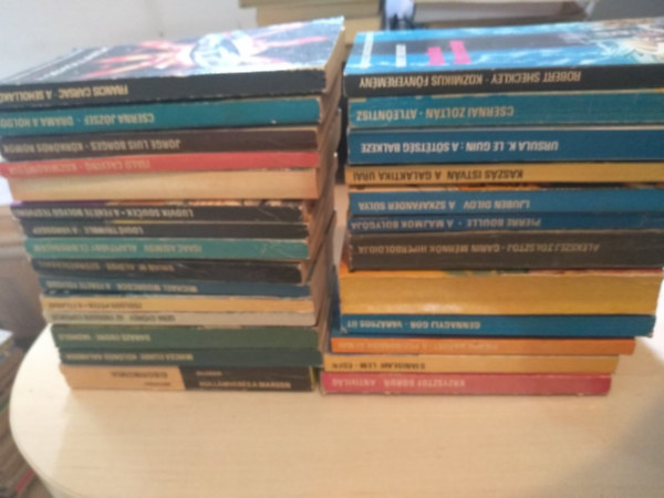 Francis Carsac, Zsoldos Péter, Cserna József, Jorge Louis Borges, Louis Trimble, Asimov, Darázs Endre, Lem Stanislav, Pierre Boulle, Ursula K. Le Guin: 27db Kozmosz fantasztikus könyv: Bíbormúmia, Különös kalandok, Vashold, Az endogén expedíció, A feladat, A fekete folyosó, Szürkeszakáll,Alapítvány és birodalom, A városgép, A fekete bolygó testvérei, A kozmosz tüneménye, Kozmikomédia, Körkörös romok,  könyv
