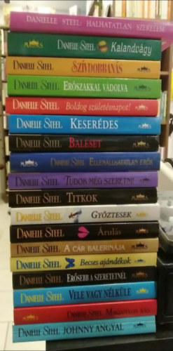 Danielle Steel: 18 db-os KÖNYVMENTŐ AJÁNLAT, romantika: Johnny angyal+ Magányos sas+ Vele vagy nélküle+ Erősebb a szeretetnél+ Becses ajándékok+ A cár balerinája+ Árulás+ Győztesek+ Titkok+ Tudok még szeretni!+ Ellenállhatatlan erők+ Baleset+ Keserédes+ antikvár