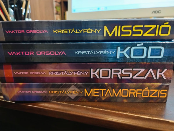Vaktor Orsolya: KRISTÁLYFÉNY sorozat 4 rész: Misszió, Kód, Korszak, Metamorfózis antikvár