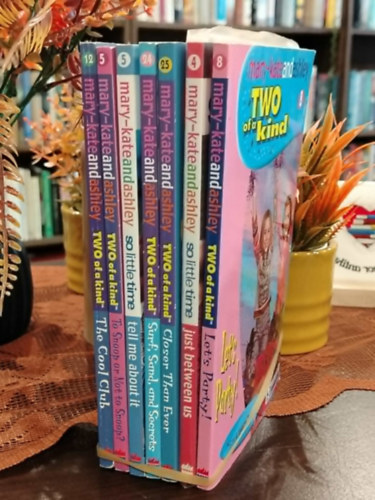 Mary-Kate és Ashley Olsen: KÖNYVMENTŐ AJÁNLAT, 7 DB. Mary-Kate és Ashley Olsen ifjúsági regénysorozatainak kötetei The Cool Club, To Snoop or Not to Snoop?, Tell Me About It, Surf, Sand, and Secrets, Closer Than Ever, Just Between Us, Let's Party! antikvár