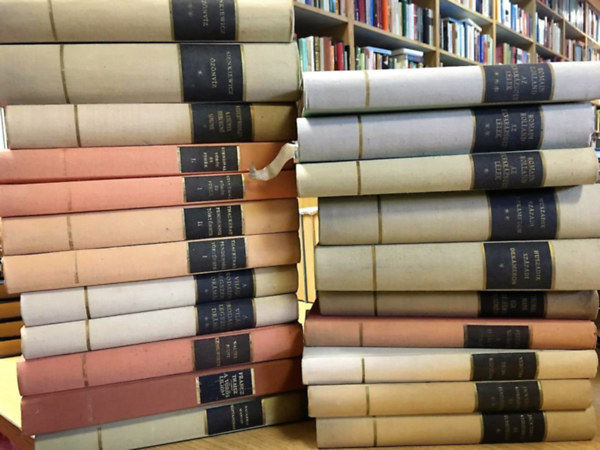 Jack London, Henryk Sienkiewicz, Romain Rolland, Navarrai Margit, Stendhal, Walter Scott: 14 db Világirodalom remekei: Heptameron,A vörös liliom,Kenilworth,A világirodalom legszebb drámái I-II,Pendennis története I-II,Vörös és fehér I-II,A csúnya hercegnő,Simone,Özönvíz I-II,Kisregények és elbeszélések I-II,Tropi-komédia, könyv