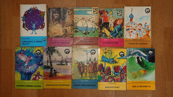 Jurij Tomin, Simai Mihály, Rudolf Daumann, Betty Baker, Daniel Defoe, Kornyej Csukovszkij, Eduard Báz, A. Conan Doyle: 10 klasszikus ifjúsági regény a Delfin könyvek sorozatából: A sátán kutyája, A csodacsapat, Az ezüstcímer, Timur és csapata, Bob kapitány,, Tumbó, aaz örök remény fia, A fekete ember karavánja, Sárkányok nyomában (az összes cím a leírásban) antikvár