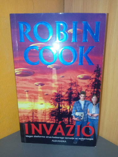 Robin Cook, Fazekas László (ford.): Invázió - Idegen létforma vírus-hadserege támadja az emberiséget antikvár