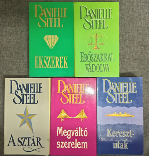 Danielle Steel: (5db) Danielle Steel romantikus könyvcsomag: Erőszakkal vádolva / Ékszerek / A sztár / Megváltó szerelem / Keresztutak antikvár