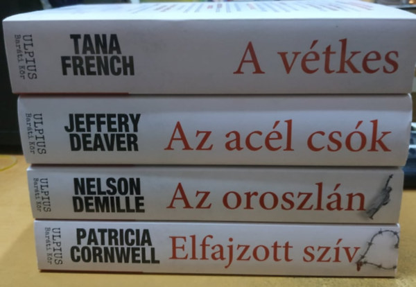 Jeffrey Deaver, Patrica Cornwell, Tana French, Nelson DeMille: 4 db Ulpius Baráti Kör: A vétkes + Az acél csók + Az oroszlán + Elfajzott szív antikvár