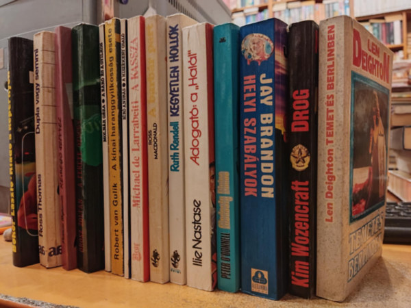 Patricia Highsmith, Michael de Larrabeiti, Orosz Zoltán, Robert van Gulik, Ruth Rendell, Ross MacDonald, Ross Thomas, Bokor László, Peter O'Donnell, Len Deighton, Kim Wozencraft, Jay Brandon, Ilie Nastase, Bíró András, Molnár Géza: 15 db krimi: A hiszékeny csaló; A báró és a gyilkos; Temetés Berlinben; Drog; Helyi szabályok; Adogató: a "Halál"; A kínai haranggyilkosság esete; Kegyetlen hollók; A barbár part; Dupla vagy semmi; Riadó a képernyőn; Modesty Blaise; A kassza antikvár