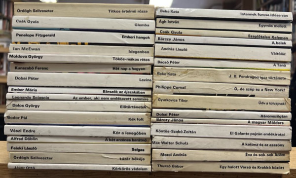Ördögh Szilveszter, Csák Gyula, Penelope Fitzgerald, Ian McEwan, Moldova György, Kunszabó Ferenc, Dalos György, Bodor Pál, Dobai Péter, Ember Mária, Leonardo Sciascia, Vészi Endre, Alfred Döblin, Feleki LÁszló, Jávor Ottó, Beke Kata, Ágh István, Bárczy János, András László, Bacsó Péter, Philippe Curval, Gyurkovics Tibor, Köntös-Szabó Zoltán, Max Walter Schulz, Mezei András, Thurzó Gábor: 31 db RaRe könyv: Titkos értelmű rózsa, Glemba, Emberi hangok, Idegenben, Tökös-mákos rétes, Hét nap a hegyen, Előtörténetek, Kék folt, Lavina, Bárszék az éjszakában, Az ember, aki nem emlékezett semmire, Kéz a levegőben, A két arzénes barátnő, Selgas, antikvár