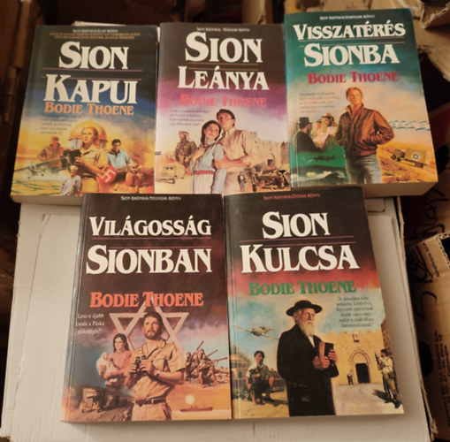 Bodie Thoene: Sion krónikái 1-5. (Sion kapui, Sion leánya, Visszatérés Sionba, Világosság Sionban, Sion kulcsa) antikvár