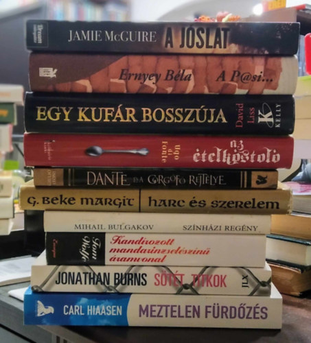 Mihail Bulgakov, Ernyey Béla, Jamie McGuire, könyvcsomag, David Liss, Ugo di Fonte, G. Beke Margit, Jonathan Burns, Carl Hiaasen: 9 db vegyes mű KÖNYVMENTŐ AJÁNLAT: Meztelen fürdőzés+ Sötét titkok+ Színházi regény+ Harc és szerelem +Dante és a gorgófő rejtélye+ Az ételkóstoló+ Egy kufár bosszúja+ A pasi+ A jóslat antikvár