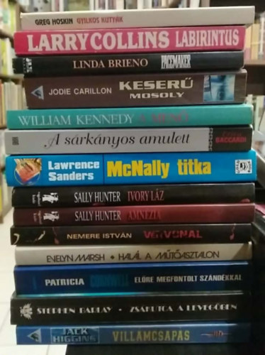 Jack Higgins, Stephen Barlay, Patrizia Cornwell, Evelyn Marsh, Nemere István, Sally Hunter, Lawrence Sanders, Erica Baccardi, William Kennedy, Jodie Carillon, Linda Brieno, Larry Collins, Greg Hoskin: 14 db-os KÖNYVMENTŐ AJÁNLAT, krimi: Villámcsapás+ Zsákutca a levegőben+ Előre megfontolt szándékkal+ Halál a műtőasztalon+ Vérvonal+ Amnézia+ Ivory láz+ McNally titka+ A sárkányos amulett+ A menő+ Keserű mosoly+ Pacemaker+ Labirintus+ Gyilkos kutyák antikvár