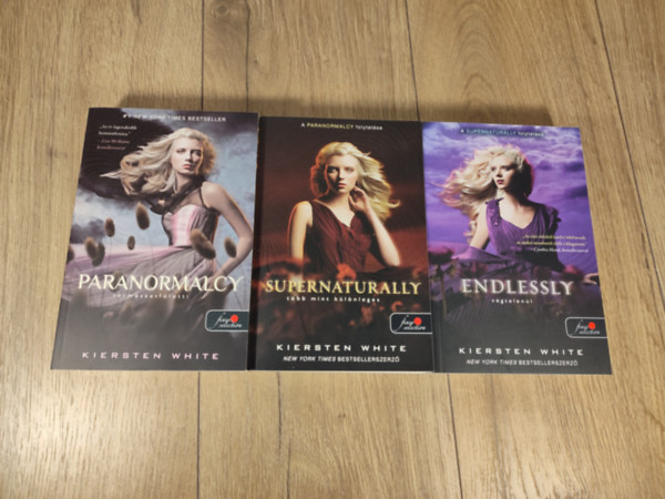 Kiersten White: Természetfölötti sorozat 1-3. (Paranormalcy – Természetfölötti / Supernaturally – Több mint különleges / Endlessly – Végtelenül) antikvár