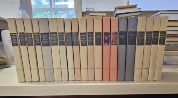 Mihail Solohov, Sienkiewicz Henryk, Franz Werfel, Thomas Hardy, Charlotte Brontë, Victor Hugo, Nikosz Kazantzakisz, Alexandre Dumas: 19 kötet a Világirodalom remekei sorozatból, 9 mű: Csendes Don I-IV+ Tűzzel-vassal I-II+ Lakoma+ A Misza Dagh negyven napja I-II+ Egy tiszta nő+ Villette- Hastings kapitány I-II+ Kilencvenhárom+ Akinek meg kell halnia+ antikvár