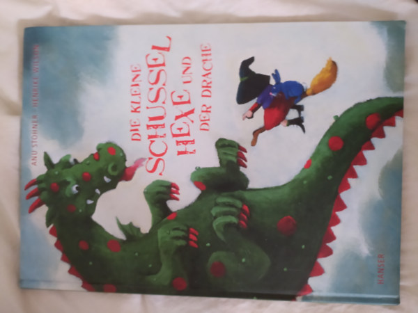Anu Stohner: Die kleine Schusselhexe und der Drache antikvár