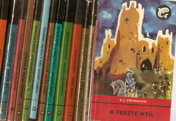 Alekszandr Polescsuk, Adam Bahdaj, Lengyel Balázs, Theodore Taylor, Dieter Ott, Szürke Bagoly, Francisco Marins, Ráth-Végh István, Louis Vaczek, Bárdos László, Alaksza Tamás, Hegedüs Géza, Farley Mowat, Thomas Mayne Reid, Robert Louis Stevenson, Dienes András, Fehér Tibor, Szombathy Viktor, Kende Sándor, Dáné Tibor, Robert Lesson, Doán Giói, Rudolf Daumann, Beljajev, Pierre Gamarra, Tőke Péter, Teknős Péter, Szentiványi Jenő, Balogh Béni, Ewa Lach, Gleb Golubjov, Friedrich Gerstacker, Barabás Tibor, Bret Harte, Daniel Defoe, Lester del Rey, H. Tuhtabajev, Jules Verne, Edward Eager: 51 db Delfin könyv: A pergamen titka, Az ördöngös Caprioli, Mi legyen a borjúval? A fekete sombrero, A szebeni fiúk, A nyikorgó idegen, A homokzátony, Két kicsi hód, Az aranybányák titka, A fáraó átka, A Hudson vándora, A dzsidás kapitány, Egy utas     könyv