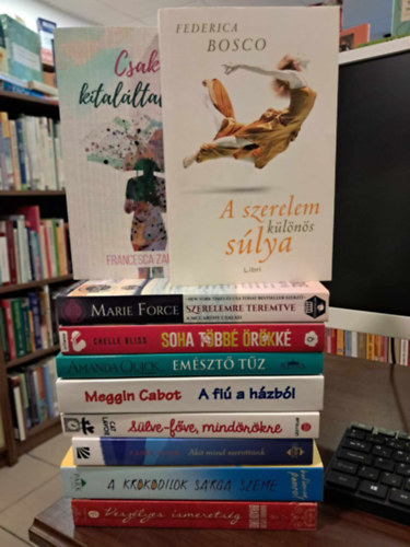 Francesca Zappia, Federica Bosco, Marie Force, Chelle Bliss, Amanda Quick, Meggin Cabot, Cat Lavoie, Paige Toon, Katherine Pancol, Barbara Taylor Bradford: 10 db-os romantikus könyvcsomag: Csak kitaláltalak?+A szerelem különös súlya+Szerelemre teremtve+Soha többé örökké+Emésztő tűz+A fiú a házból+Sülve-főve mindörökre+Akit mind szerettünk+A krokodilok sárga szeme+Veszélyes ismeretség könyv