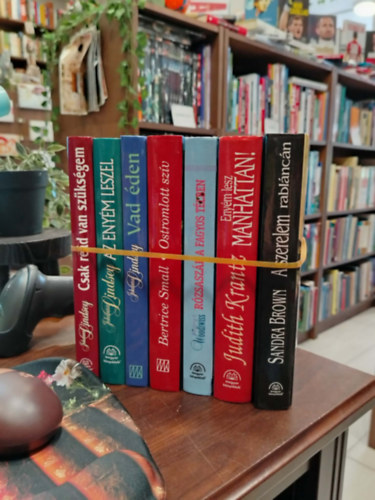 Johanna Lindsey Johanna Lindsey Johanna Lindsey Bertrice Small Kathleen E. Woodiwiss Judith Krantz Sandra Brown: KÖNYVMENTŐ AJÁNLAT, 7 DB. Romantika. Csak reád van szükségem, Az enyém leszel, Vad éden, Ostromlott szív, Rózsaszál a fagyos télben, Enyém lesz Manhattan!, A szerelem rabláncán antikvár