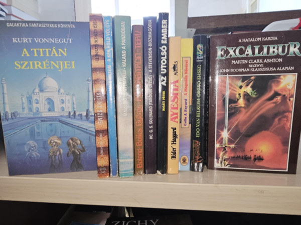 Kurt Vonnegut, Erich Von Daniken, Massimo Bontempelli, Botond-Bolics György, HC. G. S. Solenard (Tandori Dezső), Bogáti Péter, H. Rider Haggard, Colin J. Fayard, Edo van Belkom, Martin Clark Ashton: 11db sci-fi, fantasy KÖNYVMENTŐ AJÁNLAT: A titán szirénjei+ A szfinx szemei+ A kék hold völgye+ Kaland a panzióban+ Az Orbitron-terv+ A Stevenson-biozmagória+ Az utolsó ember+ Ayesha+ A Magnólia nővérei+ Őrjítő éhség+ Excalibur antikvár
