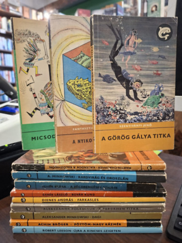 Robert Leeson, Achim Bröger, Aleksander Minkowski, Alekszandr Polescsuk, Dienes András, Geréb László, Fehér Klára, Ewa Lach, Szentiványi Jenő, Simone Martin-Chauffier: 12 kötet a Delfin könyvek sorozatból, KÖNYVMENTŐ AJÁNLAT: Újra a Kincses szigeten, Pöttöm-Nagy Kázmér, Dagi, A pergamen titka, Farkasles, Búvár Kund,  A földrengések szigete, Kardvirág és oroszlán, Micsoda kölykök!, A nyikorgó idegen, antikvár