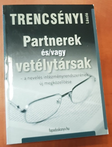 Trencsényi László: Partnerek és/vagy vetélytársak - a nevelés intézményrendszerének új megközelítése antikvár