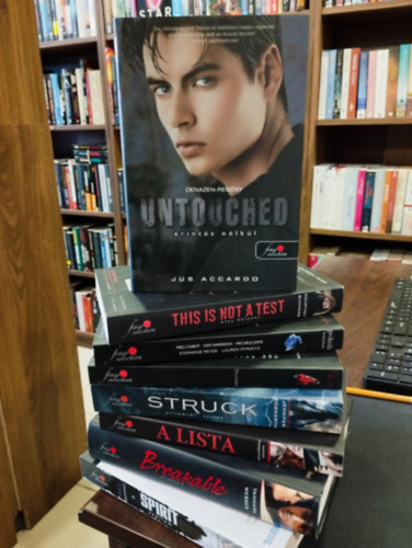 Jus Accardo, Courtney Summers, Meg Cabot, Polly Shulman, Jennifer Bosworth, Manon Fargetton, Tammara Webber, Brigid Kemmerer: Piros pöttyös Könyvmolyképzős csomag- 8 db: Szellem, Törékeny, A lista, Villámtól sújtva, Rajongás, Pokoli báléjszakák, Éles helyzet, Érintés nélkül antikvár