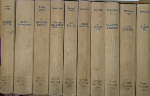 Aradi Zsolt, Harsányi Lajos, Tóth László, Kézai Béla, Balla Borisz, Possonyi László: 10db kötet a Magyar Katolikus Írók sorozatból - Aradi Zsolt-A játékos fia, Harsányi Lajos-Fejjel nagyobb mindenkinél, Tóth László-Magányos jegenye, Kézai Béla-Az utolsó nap, Balla Borisz-Niczky növendék, stb. (a többi szerző és cím a leírásban olvasható) antikvár