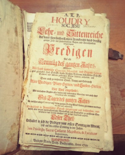 A. R. P. Houdry Vincent Soc. Jesu: Lehr- und SIttenreiche Auf denen fürnehmsten Cantzlen Franckreichs durch dreyßig gantzer Jahr mit sonderbahrem Ruhm, und Beredsamkeit vorgetragene Predigen, Auf alle Sonntäg deß gantzen Jahrs. antikvár