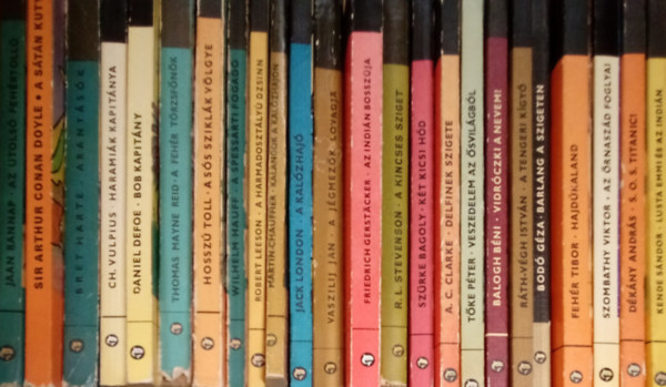 Jaan Rannap, Arthur Conan Doyle, Bret Harte, Christian Vulpius, Daniel Defoe, Thomas Mayne Reid, Hosszú Toll, Wilhelm Hauff, Robert Leeson, Simone Martin-Chauffier, Jack London, Vaszilij Jan, Friedrich Gerstacker, R. L. Stevenson, Szürke Bagoly, A.C. Clarke, Tőke Péter, Balogh Béni, Ráth-Végh István, Bodó Géza, Fehér Tibor, Szombathy Viktor:, Dékány András, Kende Sándor: 24 db. Delfin könyv: Az utolsó fehértollú, A sátán kutyája, Aranyásók, Haramiák kapitánya, Bob kapitány, A fehér törzsfőnök, A Sós Sziklák Völgye, A spessarti fogadó, A harmadosztályú dzsinn, Kalandok a kalózhajón, A kalózhajó, A jégmezők lovagja, könyv