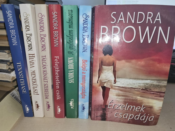 Sandra Brown: 7db Sandra Brown könyv, KÖNYVMENTŐ AJÁNLAT: Texas! Texas!+ Hiába menekülsz+ Tálcán kínált szerelem+ Felejthetetlen csók+ A győzelem mámora+ Belépő a mennyországba+ Érzelmek csapdája könyv