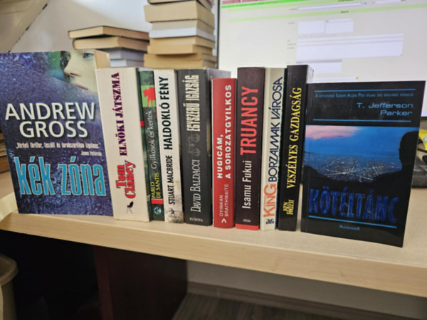 Andrew Gross, Tom Clancy, Stuart MacBride, Ken Follett, Stephen King, Oyinkan Braithwaite, David Baldacci, Pablo De Santis, Isamu Fukui, Parker T. Jefferson: 9db krimi, KÖNYVMENTŐ AJÁNLAT: Kék zóna+ Elnöki játszma+ Haldokló fény+ Veszélyes gazdagok+ Hugicám, a sorozatgyilkos+ Egyszerű igazság+ Gyilkosok és kertek+ Truancy+ Kötéltánc antikvár