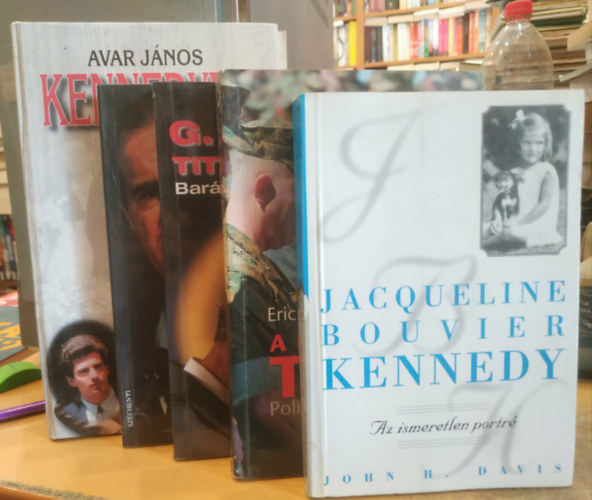 John H. Davis, George W. Bush, Victor Gold, Eric Laurent, Avar János: 5 db USA elnökség: A Bush család titkai: Politika, üzlet, háború + Előre tekintve! (George Bush önéletrajza) + G. W. Bush titkos világa: Barátok, vallás, hatalom + Jacqueline Bouvier Kennedy (Az ismeretlen portré) + Kennedyek (Versenyben a végzettel) antikvár