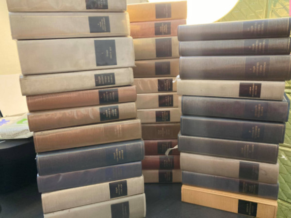 Tamási Áron, Vörösmarty Mihály, Balassi Bálint, Csokonai Vitéz Mihály: 32 db a magyar remekírók sorozatból: Vörösmarty MIhály válogatott művei I-III., A befejezetlen mondat, Magyar elbeszélők 19. század I-II., Katona József és Madách Imre válogatott művei, Krúdy Gyula - Nyolc regény, Kis János emlékezései, Magyar gondolkodók könyv