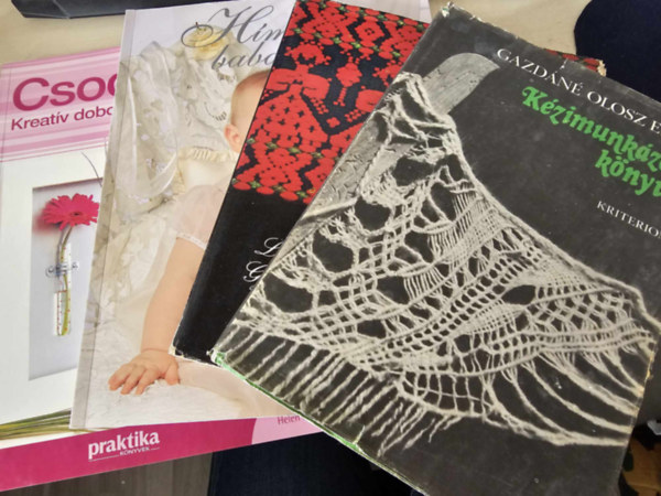 Gazdáné Olosz Ella, Lengyel Györgyi: 4db kézimunka kötet, KÖNYVMENTŐ AJÁNLAT: Kézimunkázók könyve+ Kézimunkák+ Hímzett babaruhák+ Csodaráma - kreatív dobozkeretek antikvár