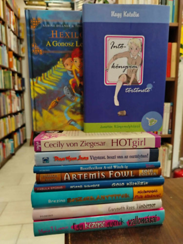 Nagy Katalin, Thomas Brezina, Cecily von Ziegesar, Eoin Colfer, Diana Wynne Jones, Simona Marzorati, Britta Schwarz, Gwyneth Rees, Maria T. Lennon, Dillner, Sabine-Dillner, Timo: KÖNYVMENTŐ AJÁNLAT 10 db. Ifjúsági könyvek. A gonosz lehelet+ Intőkönyvem története+ Hot girl+ Vigyázat, boszi van az osztályban+ Boszilexikon A-tól Witch-ig+ Artemis Fowl+ Golo költözik +Boszorkánytitok +Tündérpor +Egy középső gyerek vallomásai antikvár