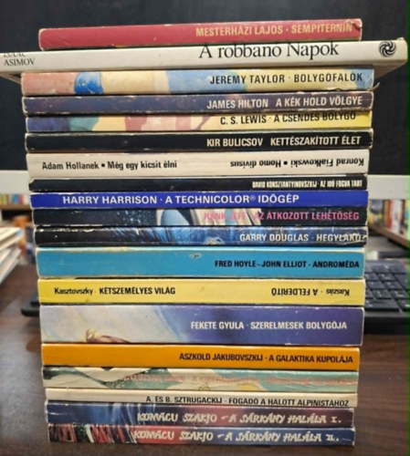 Mesterházi Lajos, Isaac Asimov, Jeremy Taylor, James Hilton, C. S. Lewis, Kir Bulicsov, Adam Hollanek, David Konsztantyinovszkij, Harry Harrison, Hank Jeff, Garry Douglas, Fred Hoyle - John Elliot, Kaszás István - Kasztovszky Béla, Fekete Gyula, Aszkold Jakubovszkij, Gyertyán Ervin, A. és B. Sztrugackij, Komacu Szakjo: Kozmosz Fantasztikus Könyvek 18 db, KÖNYVMENTŐ AJÁNLAT: Sempiternin, A robbanó Napok, Bolygófalók, A kék hold völgye, A csendes bolygó, Kettészakított élet, Még egy kicsit élni/Homo divisus, Az idő fogva tart,  A technicolor időgép, antikvár