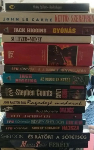 Martha Tailor, Sidney Sheldon, R. Ludlum, Stephen Coonts, Paul Monette, John Ralston Saul, Jack Higgins, A.J. Quinnel, Steven Griffiths, John le Carré, Mickey Spillane: 15 db-os KÖNYVMENTŐ AJÁNLAT, krimi: Halálos hajsza+ Kettős szerepben+ Gyónás+ Money+ Gwan Dai nevében+ Kínvallatás+ Az ördög érintése+ Vörös lovas+ Ragadozó madarak+ Óvadék+ Az Osterman-víkend+ Álarc nélkül+ Hajsza+ És rátört a sötétség+ Fekély antikvár