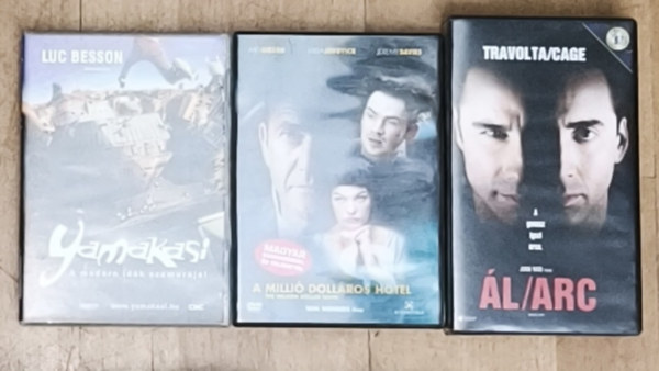 2db akciófilm DVD + ajándék VHS kazetta - A millió dolláros hotel, Yamakasi-A modern idők szamurájai + Ál/Arc antikvár