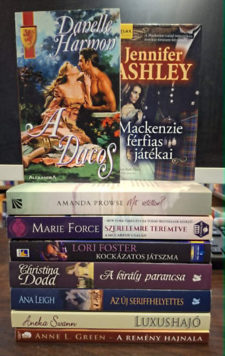 Amanda Prowse, Christina Dodd, Lori Foster, Danelle Harmon, Marie Force, Jennifer Ashley, Aneka Swann, Anna Leigh, Anne L. Green: 9 db romantikus kötet, KÖNYVMENTŐ AJÁNLAT: Mackenzie férfias játékai, Luxushajó, Az új seriffhelyettes, A remény hajnala, Mit vétettem?,  A király parancsa, Kockázatos játszma, A Dacos, Szerelemre teremtve, antikvár