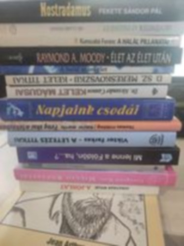 Jonathan Wylie, Csongrádi Kata, A.C. Bhaktivedanta Swani, Neil F. Comins, Viktor Farkas, Fröhling,Thomas-Martin,Katrin, Catherine Lanigan, Cannon, Alexander, dr., D. Sz. Mereskovszkij, R.A. Moody, Kunszabó Ferenc, Dr. Claire Weekes, Fekete Sándor Pál, Jean Arthur: 15db ezoterikus regény, könyvcsomag: A jóslat+ Millió rózsaszál+ Visszatérés+ Mi lenne a Földön, ha...?+ A létezés titkai+ Feng Shui a lakásban+ Napjaink csodái+ Kelet mágusai+ Kelet titkai+ A halál utáni élet+ Élet az élet után+ A halál pillanatai+ könyv