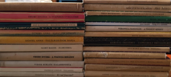 André Dhotel, Annaliese Felsenstein, Madeleine Gilard, Lev Kasszil, Ana Maria Matute, Kertész Erzsébet, Ruth Morris, Veronica Robinson, Jens Bahre, Peter Brock, Thea Beckmann, Hermína Franková, Fazekas László, Vidor Miklós, Thury Zsuzsa, Szabó Magda, Dániel Anna, Joó Katalin, Mikszáth Kálmán, Raggamby András, Beczássy Judit: 23 db pöttyös és csíkos könyv antikvár
