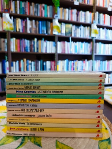 Joan Elliott Pickart, Lisa McConnell, Joan Wolf, Noelle Berry McCue, Nina Coombs, Jennifer Dale, Iris Johansen, Sandra Brown, Stephanie Richards, Helen Mittermeyer, Jeanette Ernest, Charlotte Wisely: Vörös rózsa könyvcsomag 14 darabos KÖNYVMENTŐ AJÁNLAT: A rejtély, A szerelem folyója, Felhőszakadás, Kedves idegen, A szenvedély birodalma, Gyengéd rapszódia, Viharos fogadalom, Virágot pedig ne küldj!, Ősz Chesapeake-ben, Szerelmi örvény, Szerelmi fészek antikvár