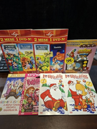 7 db mese DVD: Kópévárosi zsaruk, Mikulás kalandjai 2-3., Bratz lányok - Varázsszárnyak, Üzenet a jövőből - A Mézga család különös kalandjai 1., 2 mese 1 DVD-n (Az égig érő paszuly+Aladdin),  2 mese 1 DVD-n (A három muskétás+Óz a nagy varázsló) antikvár