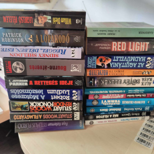 Faye Kellerman, Stuart Woods, Robert Ludlum, Parker T. Jefferson, Sidney Sheldon, Patrick Robinson, William Diehl, Christian Charriére, Ellery Queen, Raymond Chandler, Erle Stanley Gardner, Mary Higgins Clark, Alex Kava, Frederick Forsyth: 20 db-os krimi könyvcsomag: Rituális fürdő+ A filmgyártó+ Rendőrfőnökök+ A Matarese leszámolás+ A rettegés ideje+ Bourne-átverés+ Reggel,délben,este+ A lopakodó+ Legbelső félelem+ Helyettem kis virág+ Ház a félúton+ Búbánat-blues+ Elkéstél Terry+ könyv