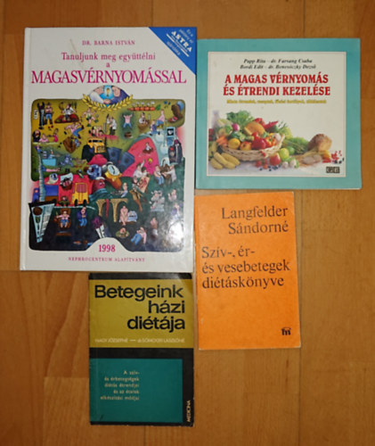 Nagy Józsefné-Dr.Somogyi Lászlóné, Papp Rita- dr. Farsang Csaba, Dr. Barna István, Langfelder Sándorné: 4 diétáskönyv szív- és érrendszeri problémákkaal küzdőknek: Tanuljunk meg együttélni a magas vérnyomással, Betegeink házi diétája, Szív- és vesebetegek diétáskönyve, A magas vérnyomás és étrendi kezelése antikvár