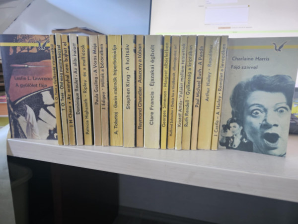 Leslie L. Lawrence, T. O. Teas, James Hadley Chase, Dominique Roulet, Patricia Highsmith, PAula Gosling, J. Edigey, Alekszej Tolsztoj, Stephen King, Raymond Chandler, Clare Francis, Georges Simenon, Helfried Schreiter, Kristóf Attila, Ruth Rendell, Bush P. Michael, Arthur Hailey, Castle, J.-Hailey, A., Charlaine Harris: 19db Albatrosz krimi, KÖNYVMENTŐ AJÁNLAT: A gyűlölet fája+ Gyilkosság nélkül+ Öld meg puszta kézzel+ Az aranyhal nem bújhat el+ Az alibi halott+ Ripley és a maffiózok+ A Vörös Maja+ Milliók a bőröndben+ Garin mérnök hiperboloidja+ A Panda antikvár