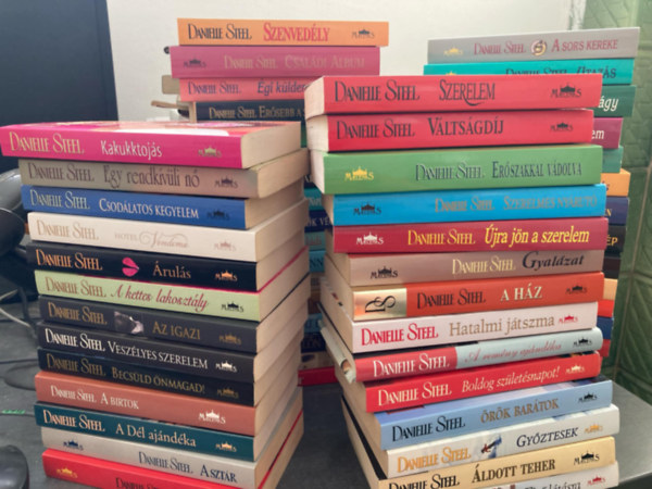 Danielle Steel: 60 db Danielle Steel könyv antikvár
