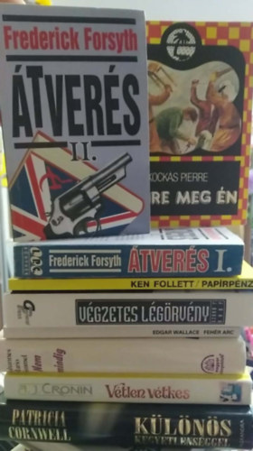 Kockás Pierre, Frederick Forsyth, Ken Follett, John J. Nance, Edgar Wallace, Johannes Mario Simmel, A. J. Cronin, Patrica Cornwell: 8 db-os KÖNYVMENTŐ AJÁNLAT, krimi: Különös kegyetlenséggel+ Vétlen vétkes+ Nem kell mindig kaviár+ Fehér arc+ Végzetes légörvény+ Papírpénz+ Átverés I-II.+ Lorre meg én antikvár