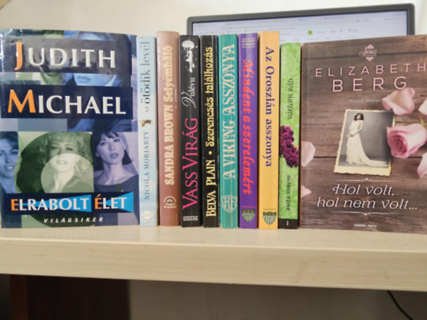 Judith Michael, Nicola Moriarty, Sandra Brown, Vass Virág, Belva Plain, Heather Graham, Julie Garwood, Anita Shreve, Elizabeth Berg: 10db romantikus kötet, KÖNYVMENTŐ AJÁNLAT: Elrabolt élet+ Az ötödik levél+ Selyemháló+ Szerencsés találkozás+ A viking asszony+ Mindent a szerelemért+ Az oroszlán asszonya+ Vártam rád+ Hol volt, hol nem volt+ Vulévu antikvár