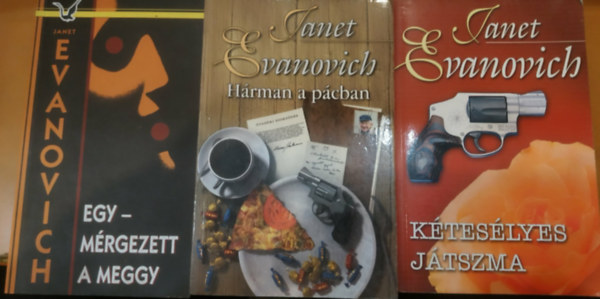 Janet Evanovich: 3 db Janet Evanovich: Egy - Mérgezett a meggy + Hárman a pácban + Kétesélyes játszma antikvár